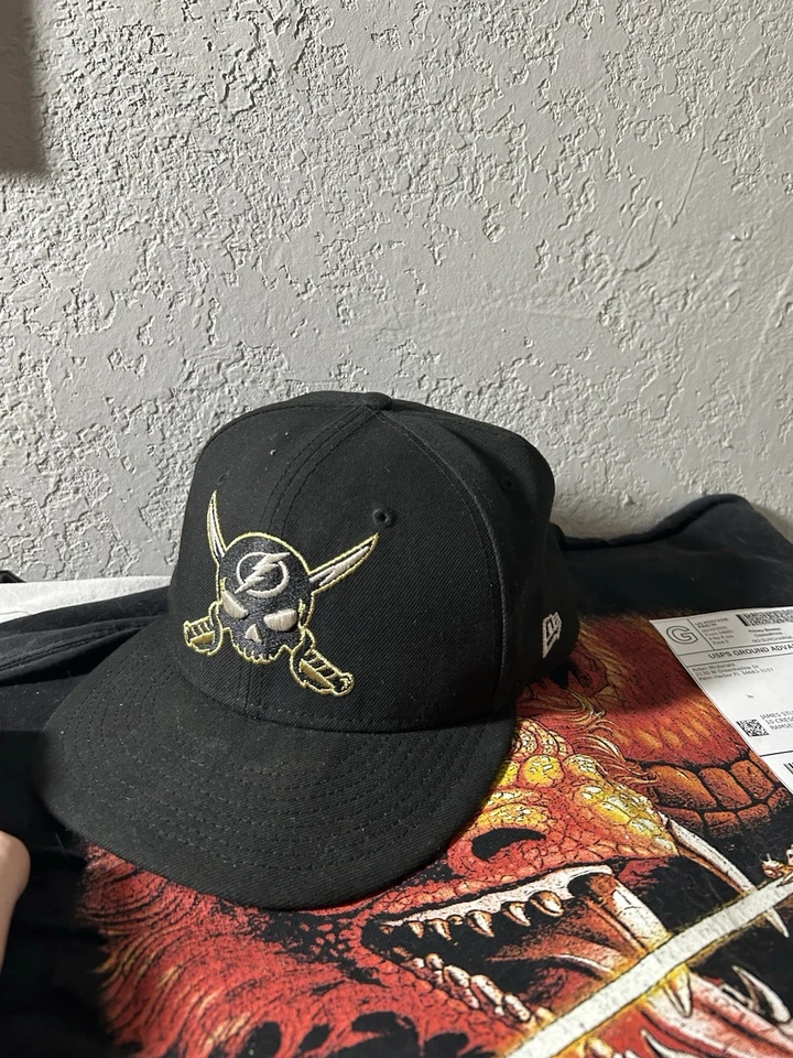 New Era Tampa Bay Lightning Gasparilla Exclusivo Gota Negro/Dorado Talla 7 1/4 Foto 2 de 4
