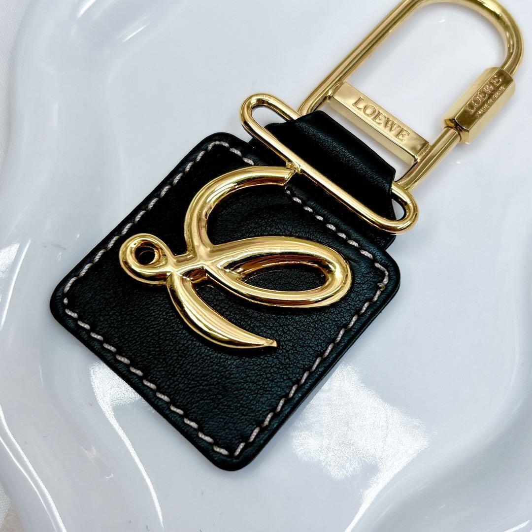 良品‼️LOEWE ♡ Vintage ♡ Keyring Loewe 1990s Logo Beige Leather Keychain – Featherstone Vintage