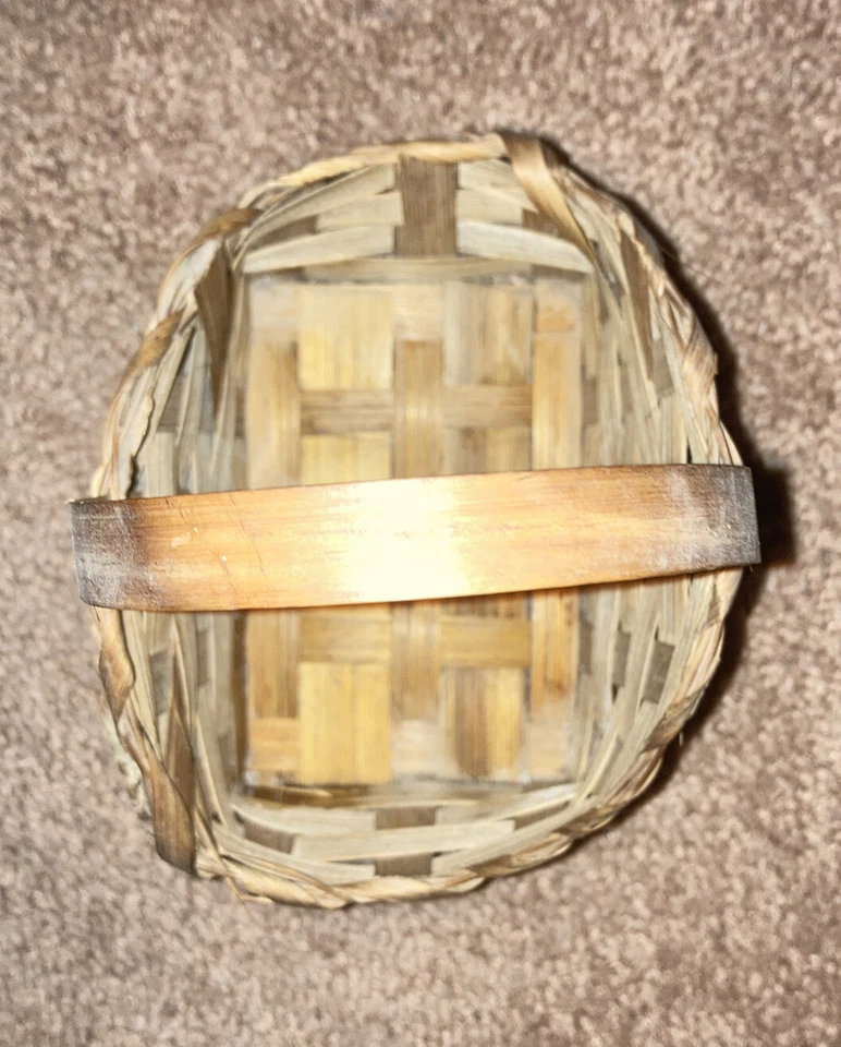 Vintage 1990s Grapes Woven Reed Basket Small Rustic Handmade Hand Painted Fruit - Image 2 of 4