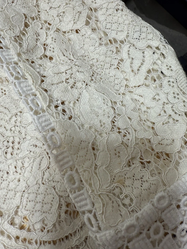 Blusa Club Monaco Marfil Encaje Cuello Redondo Cerradura Espalda Manga Larga Dobladillo Vieira Pequeña Foto 4 de 4