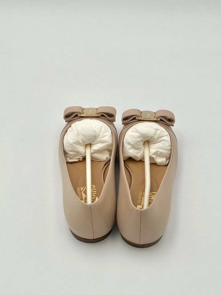 Pisos de ballet Salvatore Ferragamo Varina — Desnudo/Rubor con lazo Vara dorado, nuevos, hechos Foto 4 de 4