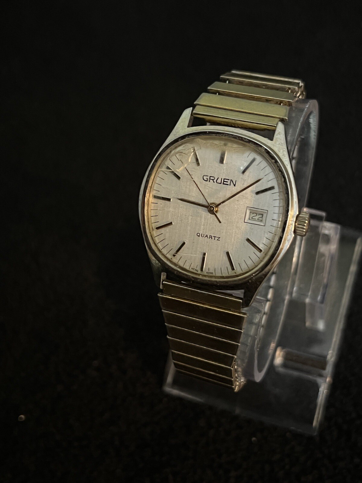 gruen quartz, vintage 1970s Silverstone 33 mm ,date, StretchBand, Works Fine. ￼