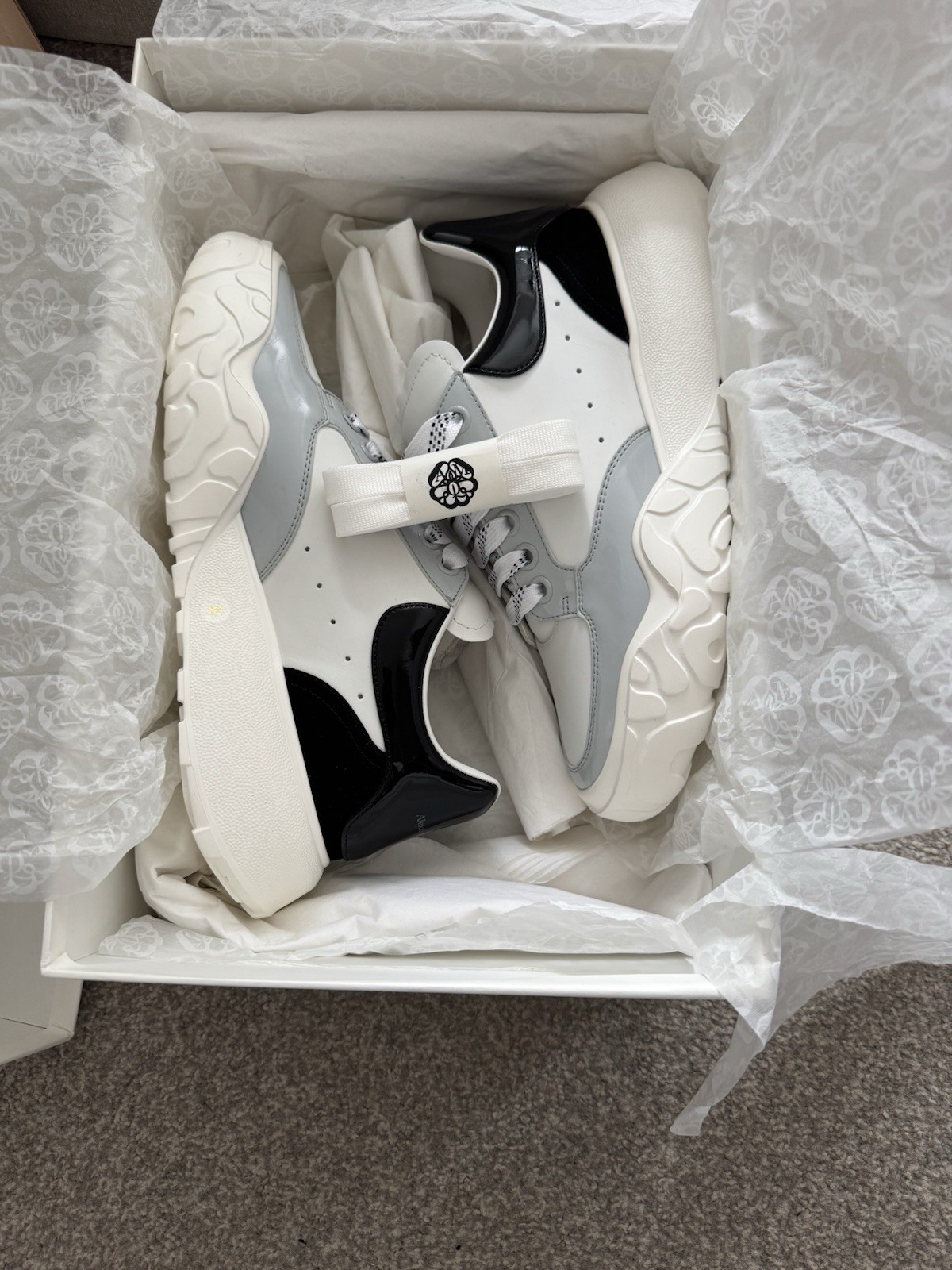 Zapatillas de deporte Alexander McQueen Alex de gran tamaño Uk6 Eu39 blancas negras grises nuevas en caja