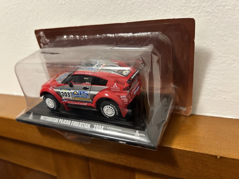 Modellino Mitsubishi Pajero Evolution Parigi Dakar 2004 S. Peterhansel 1/43 - Immagine 2 di 4