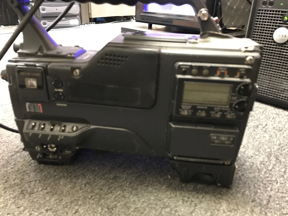 Sony Betacam SP BVW-D600 Camcorder w/ SONY BVF-55 VIEWFINDER 5" MONITOR - Image 4 of 4