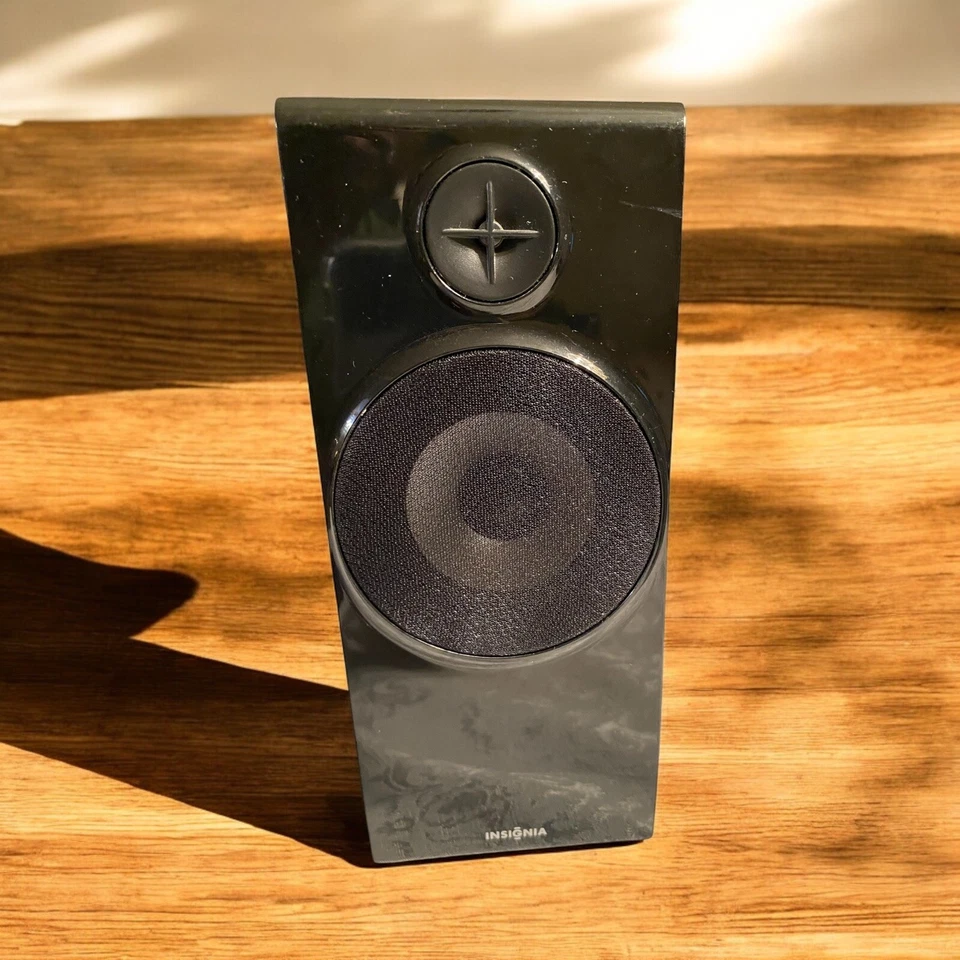 Altavoces y subwoofer para computadora INSIGNIA 2.1 NS-PCS41 - ¡Negro funcionando! Foto 2 de 4