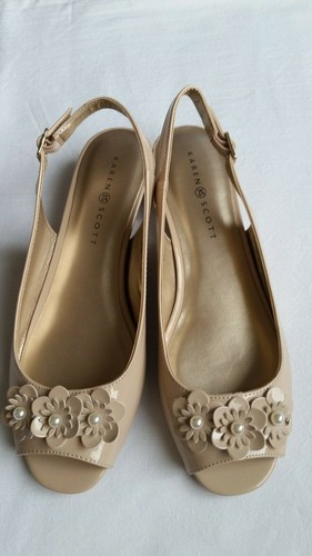 Karen Scott Beige Open Toe Sandals Size 9.5 Flowers in Front - Picture 2 of 5