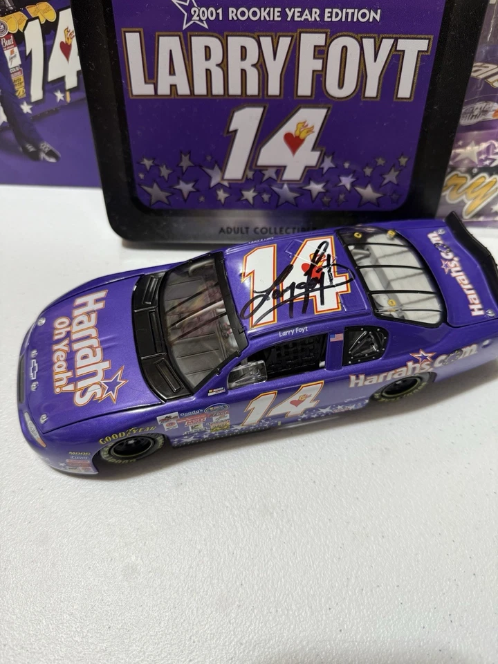 RARE* 4X AUTOGRAPHED LARRY FOYT #14 HARRAHS 2001 1/24 DIECAST, TIN & 2X PHOTOS - Image 3 of 4
