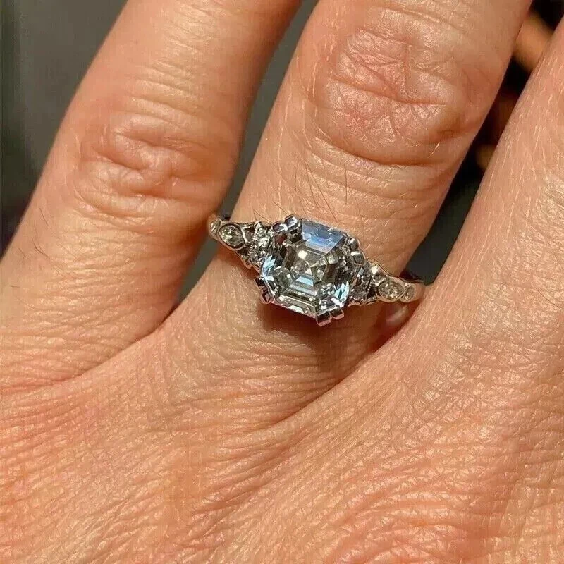 Anillo de compromiso de diamantes creado en laboratorio estilo Art Deco corte Asscher oro blanco de 14 K FN Foto 3 de 4