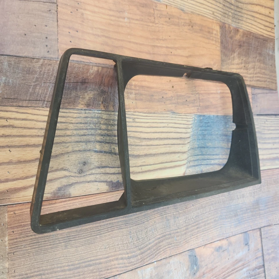 GM 14058595 1982-1983 Chevrolet Cavalier LH negro plástico faros moldura OE usado Foto 2 de 4