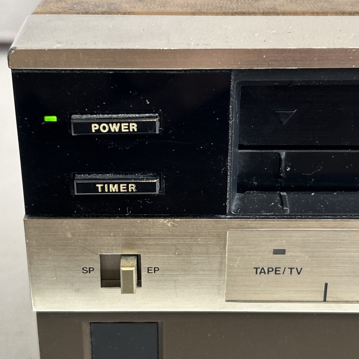 VINTAGE Zenith model VR-2150 VCR Video Cassette Recorder Powers On