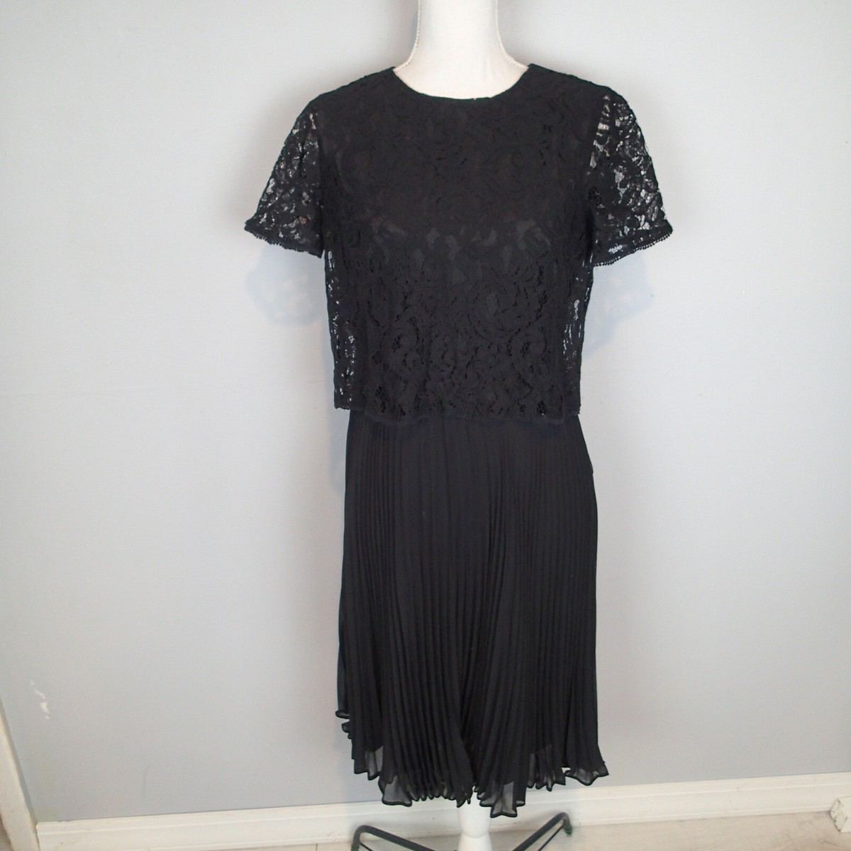 Jones New York Dress 6 Black Lace Pleats a line short sleeve