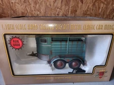 NIB Motor City Classics 94005 Weathered Horse Trailer Diecast 1/18 Scale
