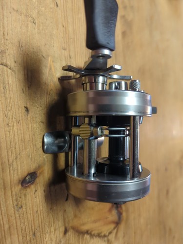 Carrete de pesca modelo raro Abu Garcia Ambassadeur 2500C PLATEADO 1977 770300 Suecia - Imagen 2 de 14