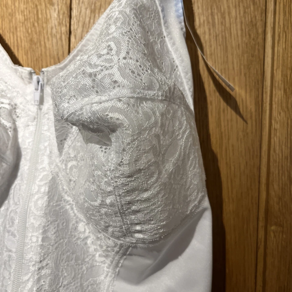 NUEVO CON ETIQUETAS BODY MODELADOR. TALLA 46DD COLOR BLANCO, SIN CABLES, POR NATURANA Foto 3 de 4