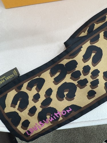 Louis Vuitton Leopard Print Bandeau Silk Scarf Pre-loved - Bild 7 von 10