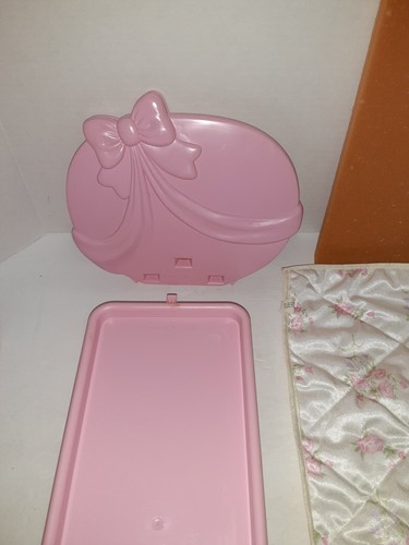 De colección 87' Barbie Dulces Rosas Cintas y Rosas Cama #5620 (SOLO CAMA Y COLCHA) con Caja - Imagen 13 de 16