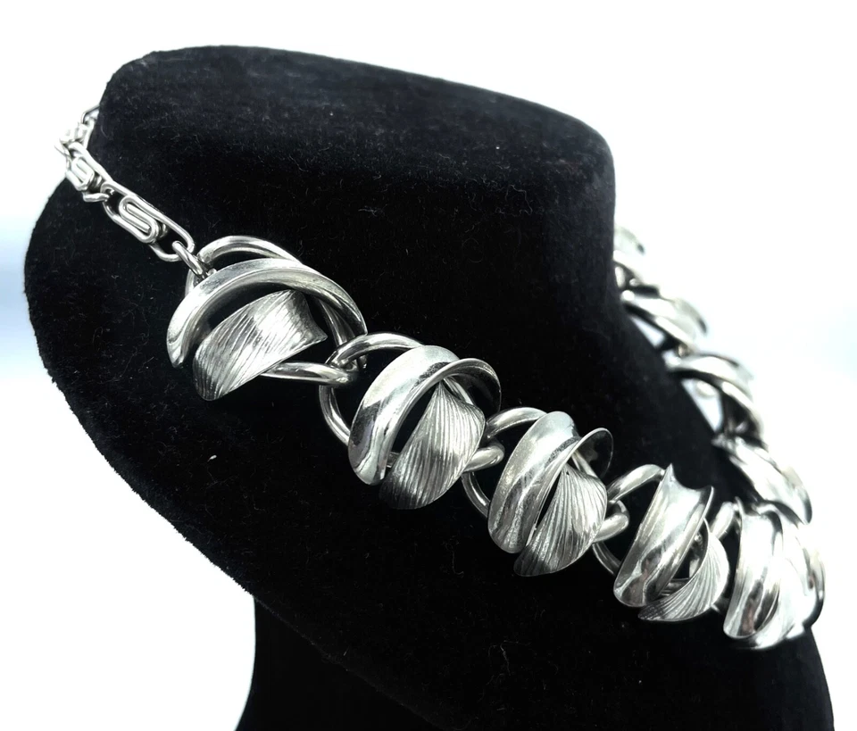 Collana girocollo vintage anni ‘50 a maglie fantasia bigiotteria americana - Immagine 2 di 4