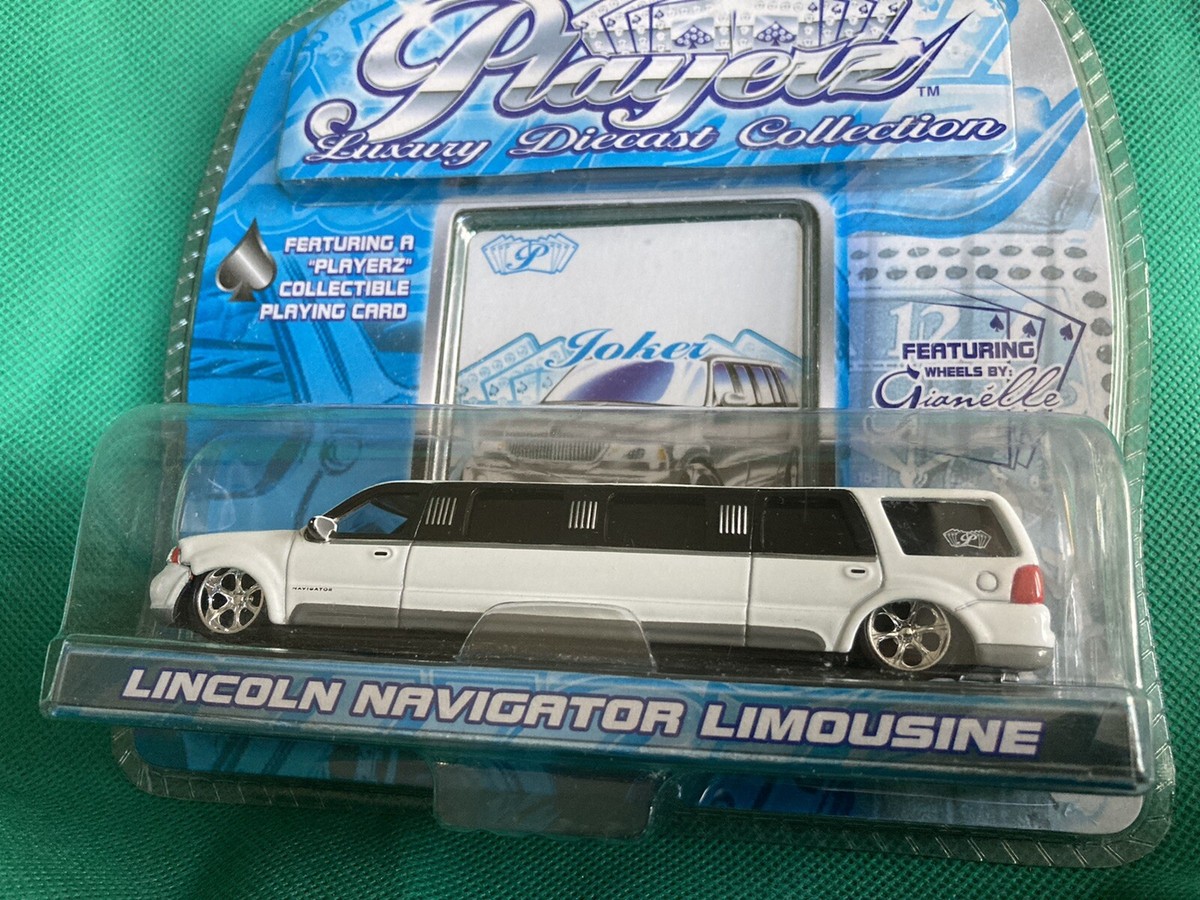 Playerz Lincoln Town Car Navigator Limo Limousine 1:64 Scale By