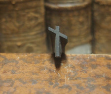 FER À DORER .    LA CROIX CATHOLIQUE      ref A29 état parfait