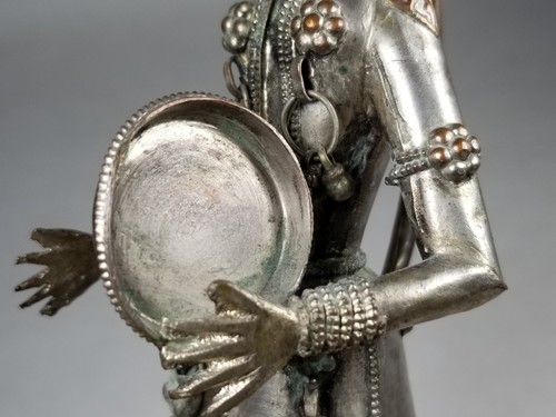 Figura de músico hindú indio de metal blanco con una pandereta en la mano - Imagen 14 de 24