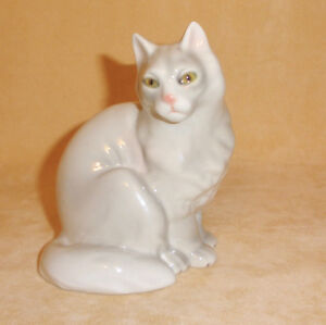  Regal  White Cat  Figurine in Traditional Pose  by Wien of 