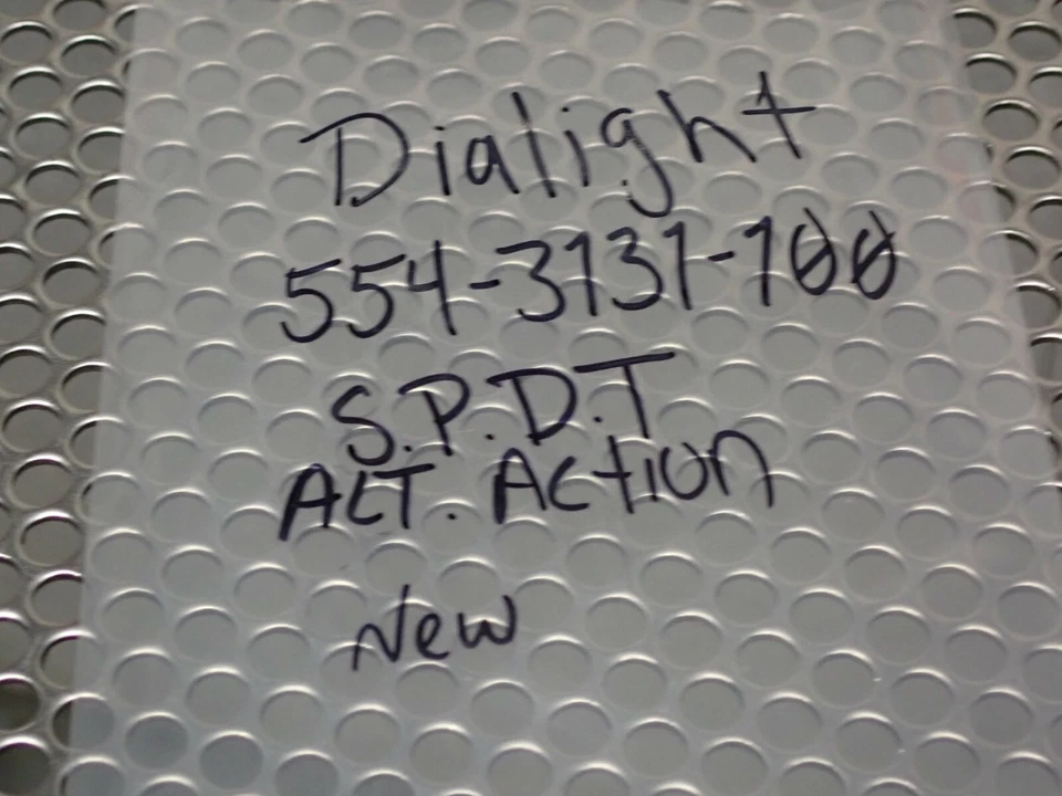 Dialight 554-3131-100 SPDT ALT. Acción Nuevo Sin Caja Ver Todas las Fotos Foto 2 de 4