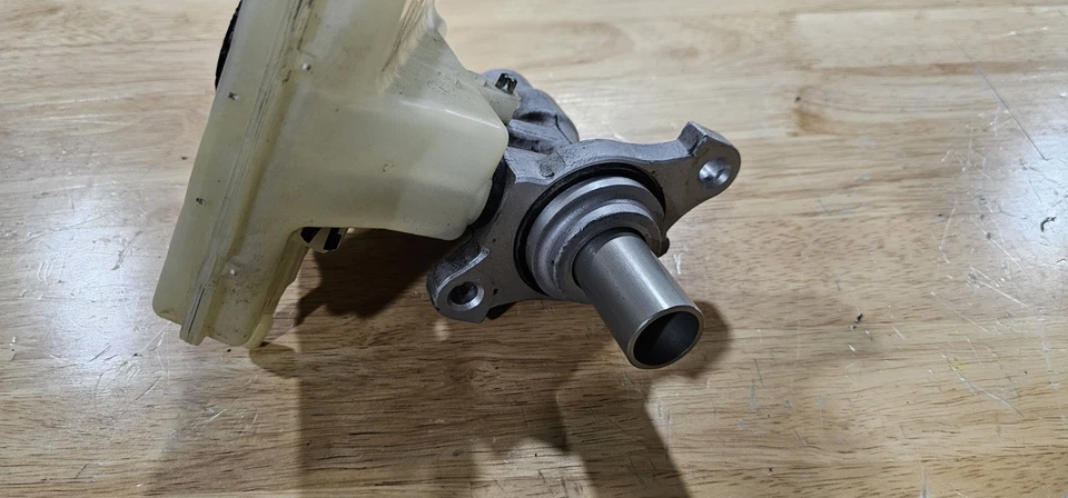 2008 Mini Cooper S R56 R57 R55 R58 R59 R60 Brake Master Cylinder w Tank 6786585 - Image 4 of 4