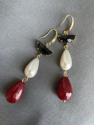 Handgefertigte Ohrringe aus Messing, Zirkonia, Jade und Perlen, Unikat