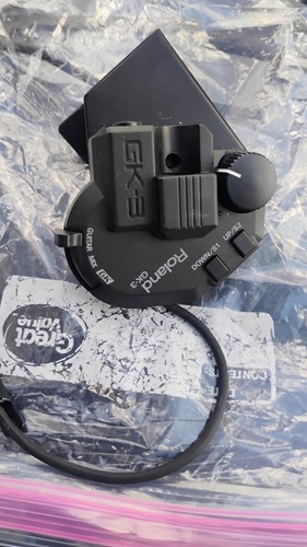 Roland GK-3 mit Montagematerial