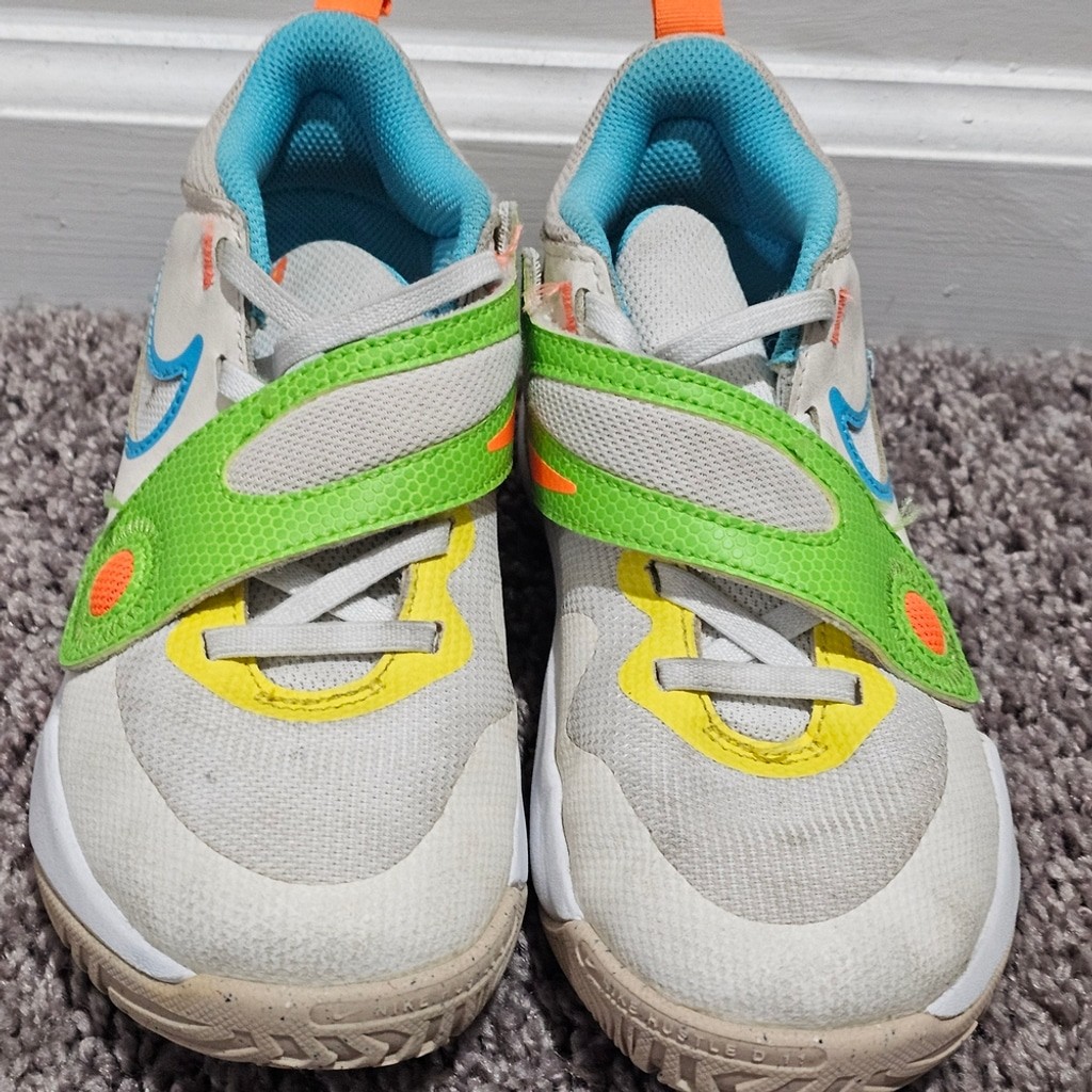 Nike Youth Team Hustle Low Pale Ivory Action Green Shoes