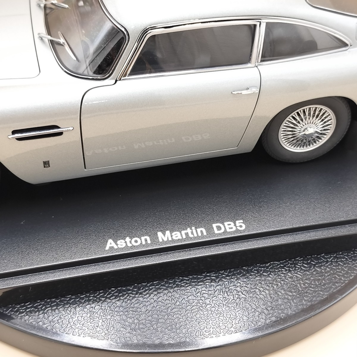 AUTOart 1/18 Aston Martin DB5 Silver Millennium 70211 diecast