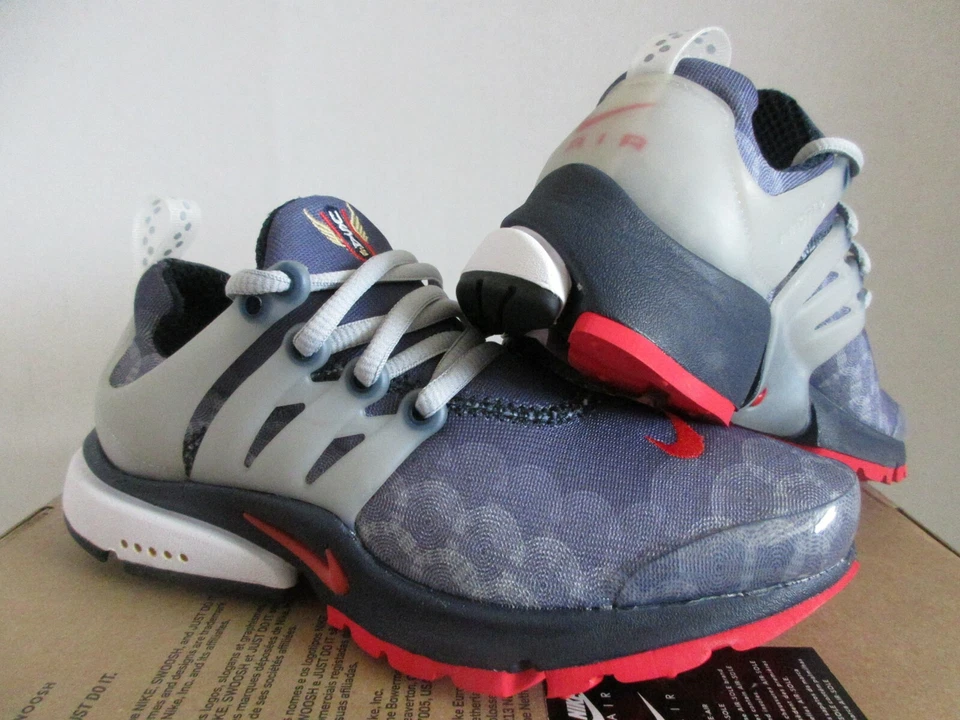 WMNS NIKE AIR PRESTO "USA" GRIS OSCURO-ROJO COMETA TALLA XS TALLA 6.5-8.5 [CJ1229-400] Foto 2 de 4