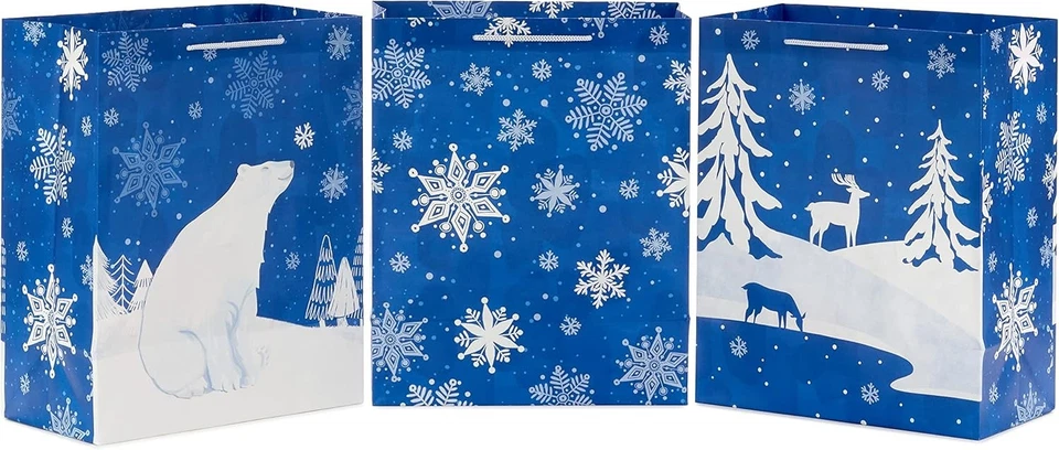 Bolsas de regalo de Navidad Hallmark 13" - Copos de nieve en azul, oso polar, Snowy Woodlan Foto 4 de 4