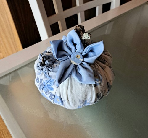 Blau Blumen Stoff Kürbis Dekor 21" um