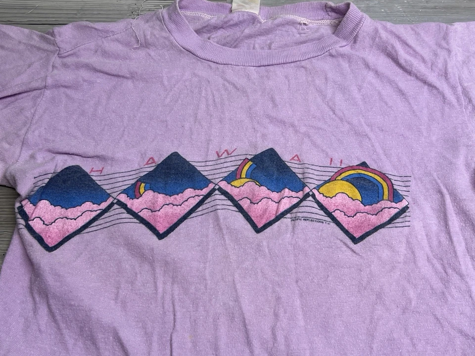 Camiseta Recuerdo Arco Iris Hawaii Años 70 De Colección Papel Fina Desteñida Púrpura Talla Mediana Foto 3 de 4