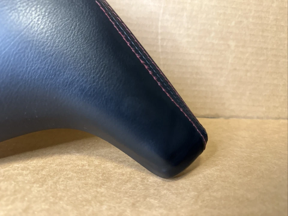 Оригинальный кожаный черный передний центральный подлокотник с красной строчкой для Mazda 3 2014–2018 годов выпуска - Изображение 3 из 4