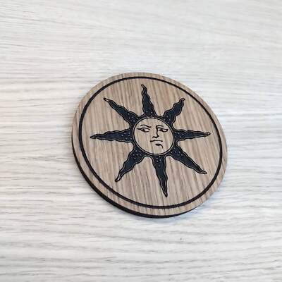 Lasergeschnittene Holzuntersetzer personalisiert. Dark Souls Sun