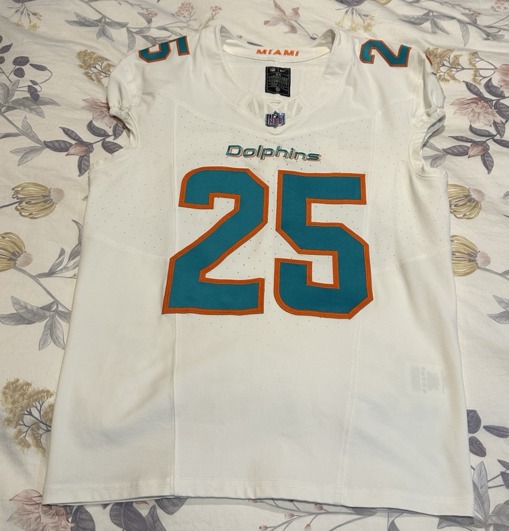 Miami Dolphins 2023 Howard #25 Team Issued Sample Jersey Sz 44 In White