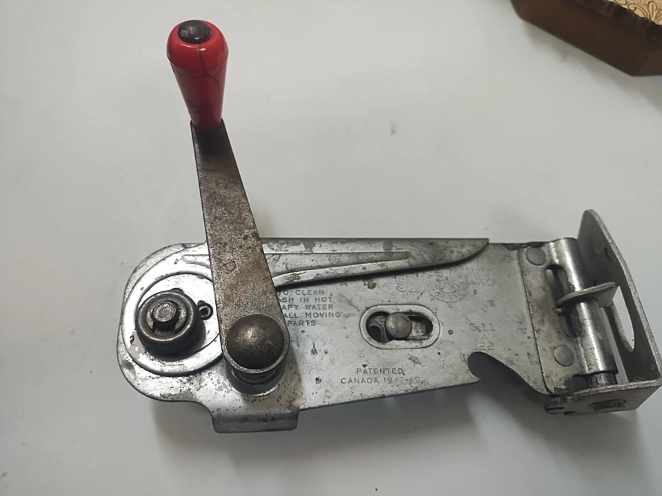 Abridor de latas de metal estilo montaje en pared vintage swing-a-way con abrebotellas Foto 2 de 4