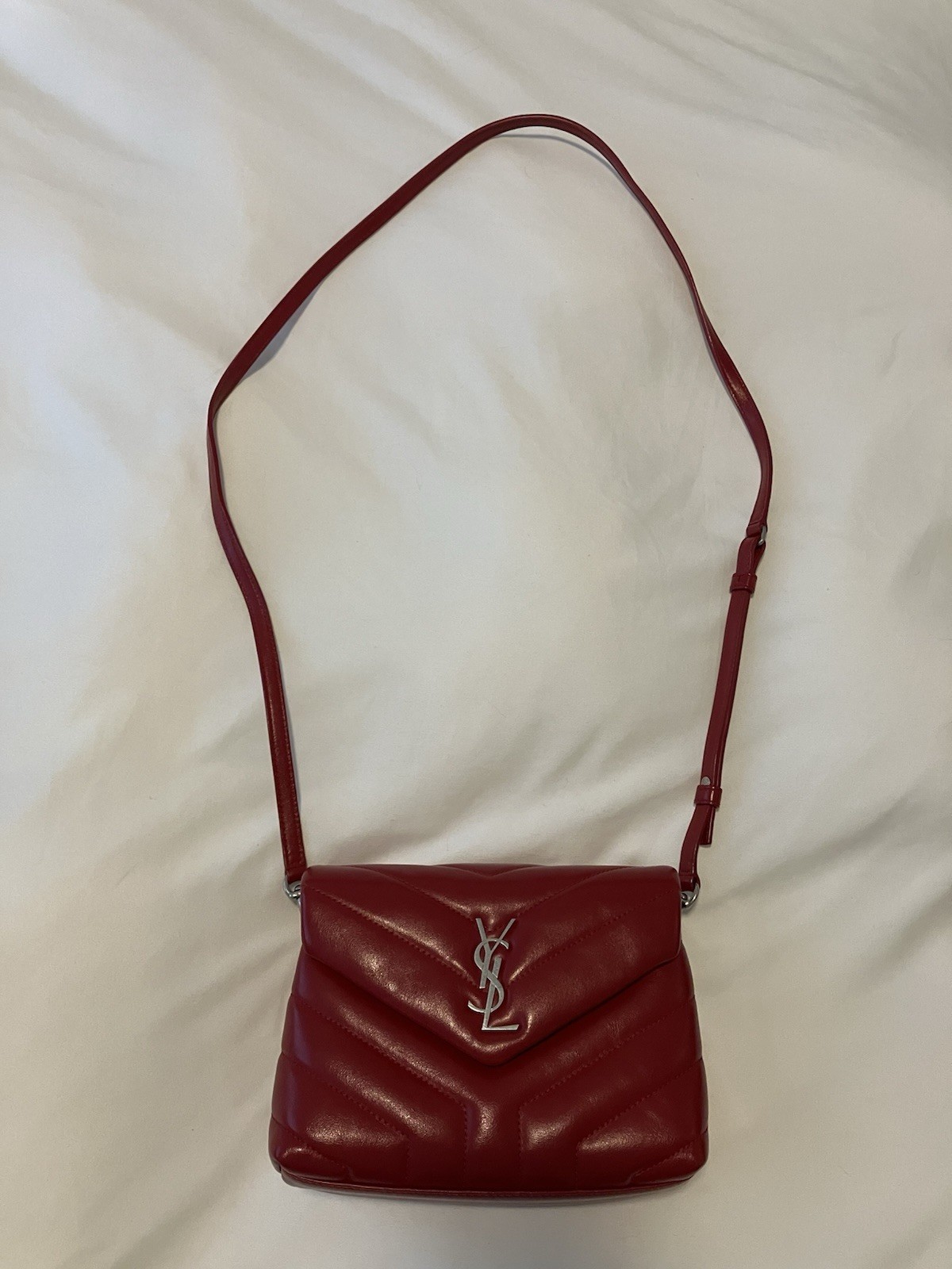 Borsa a tracolla Saint Laurent Loulou argento invecchiato ferramenta giocattolo pelle rossa