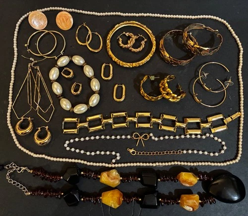 🔥VINTAGE LOT Quality Heavy Gold Tone Jewelry-Ready for the office or evening!🔥