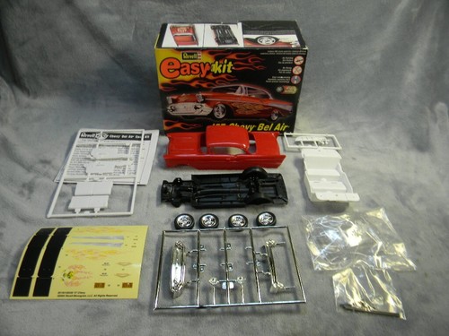 SCALA 1/25 REVELL 1957 CHEVY BELAIR RED EASY KIT RED MODEL KIT #85-1931-MIB - Foto 3 di 11