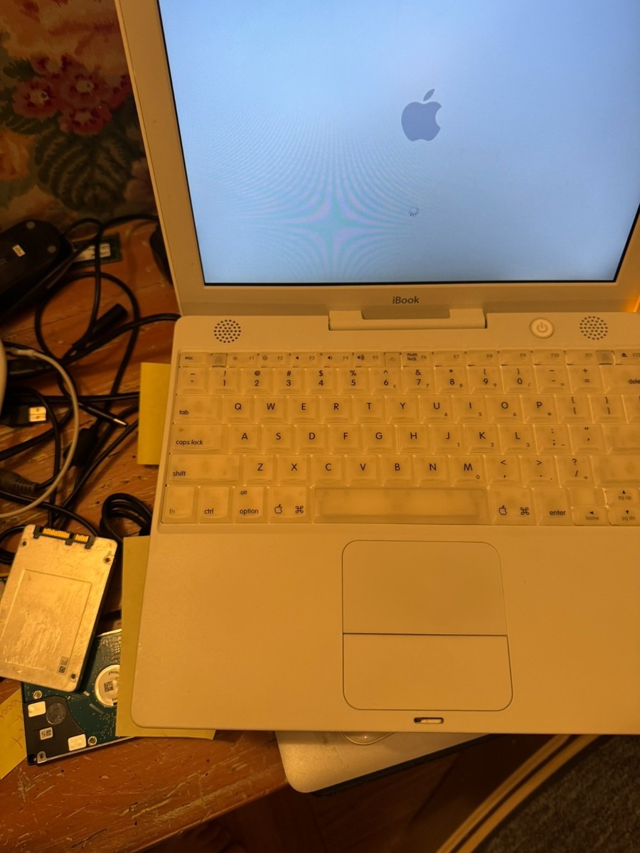 Apple iBook G4 A1005 – Turns On / Shows Apple Logo – As Is Parts
