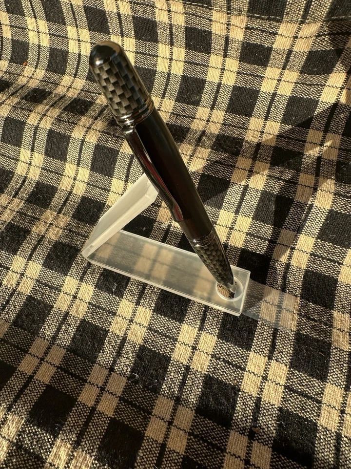 Bolígrafo giratorio de ébano y fibra de carbono torneado a mano Foto 3 de 4