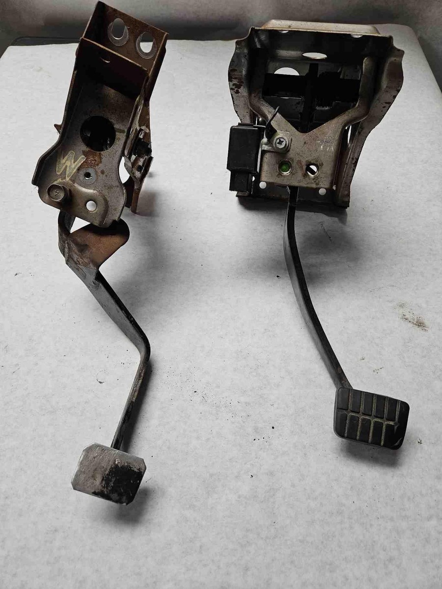1988-1992 Nissan Pickup D21 Clutch Pedal and Brake Assembly 1988-1992 Nissan Pickup D21 Clutch Pedal and Brake Assembly