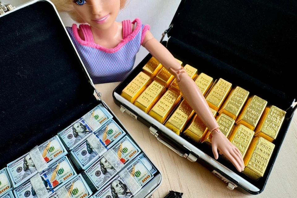 1:6 miniature Suitcase gold bars cash pistol cigarette handcuff gun Money bills - Image 4 of 4