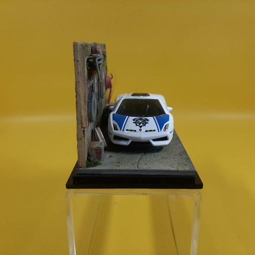 Matchbox LAMBORGHINI GALLARDO POLICE REAL RIDERS in CUSTOM Mini DIORAMA +case - Picture 4 of 12
