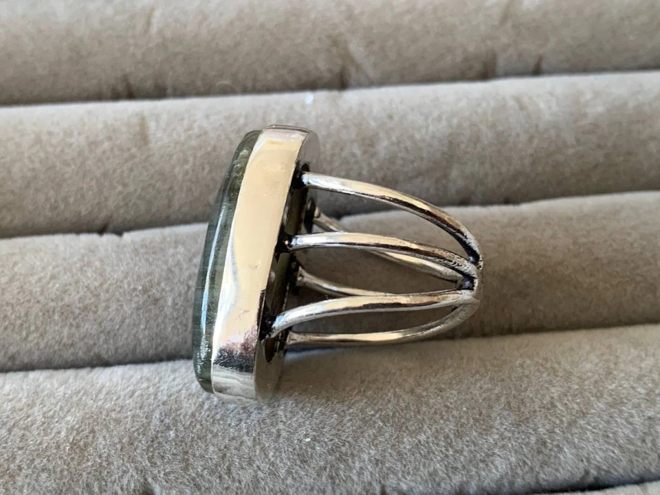 Anello artigianale in argento 925 con grande labradorite naturale – riflessi blu - Immagine 2 di 4