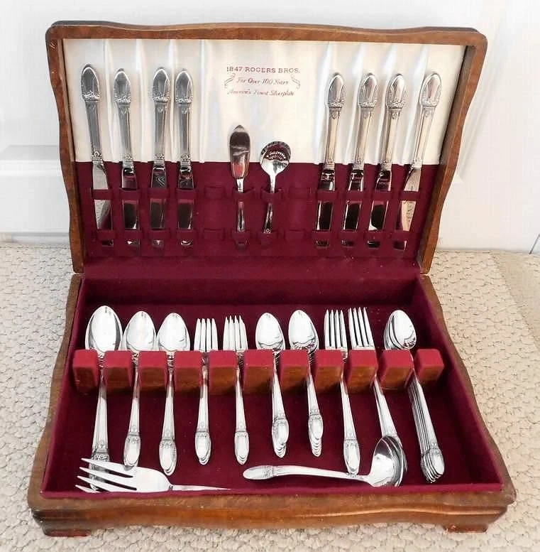 1847 Rogers Bros First Love Flatware-Set Antique US Silver-Plated